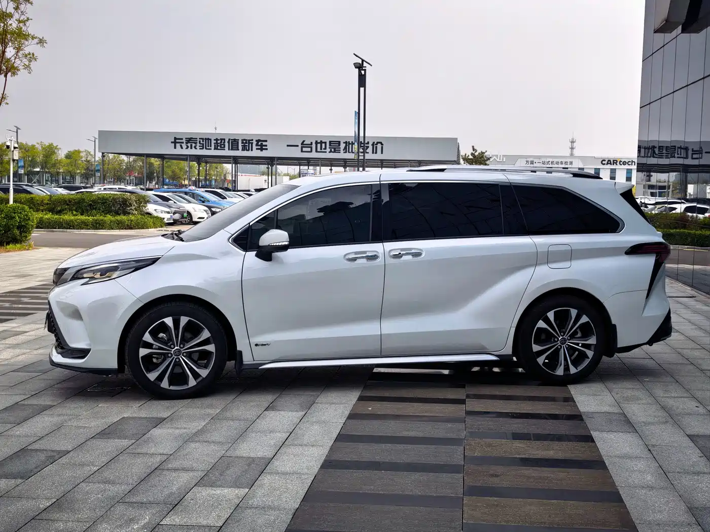 Toyota Granvia 2025 2024 2.5L Hybrid Premium PLUS