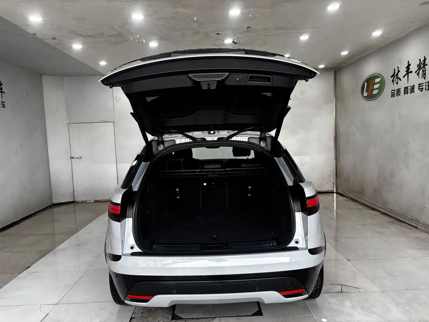 Land Rover Range Rover Velar 2024 Dynamic SE фото 28
