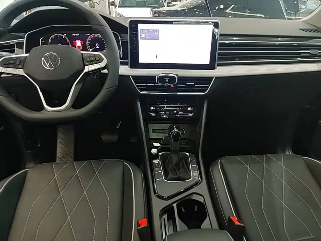 Photo 13 - Volkswagen Tiguan L