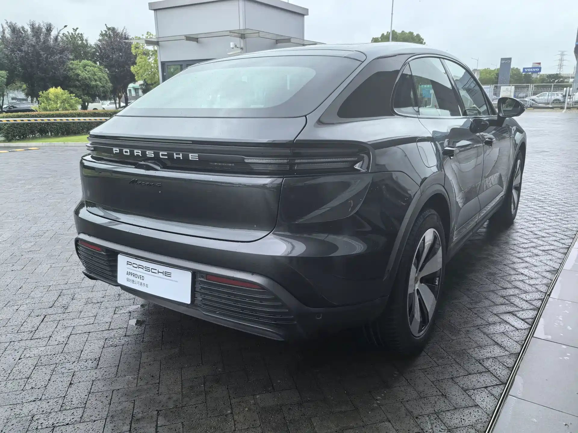 Фото 11 - Porsche Macan EV