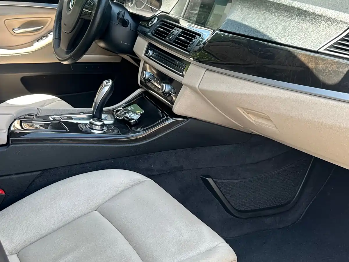 BMW 5 Series (Import) 2012 530i Leading Touring Edition фото 13