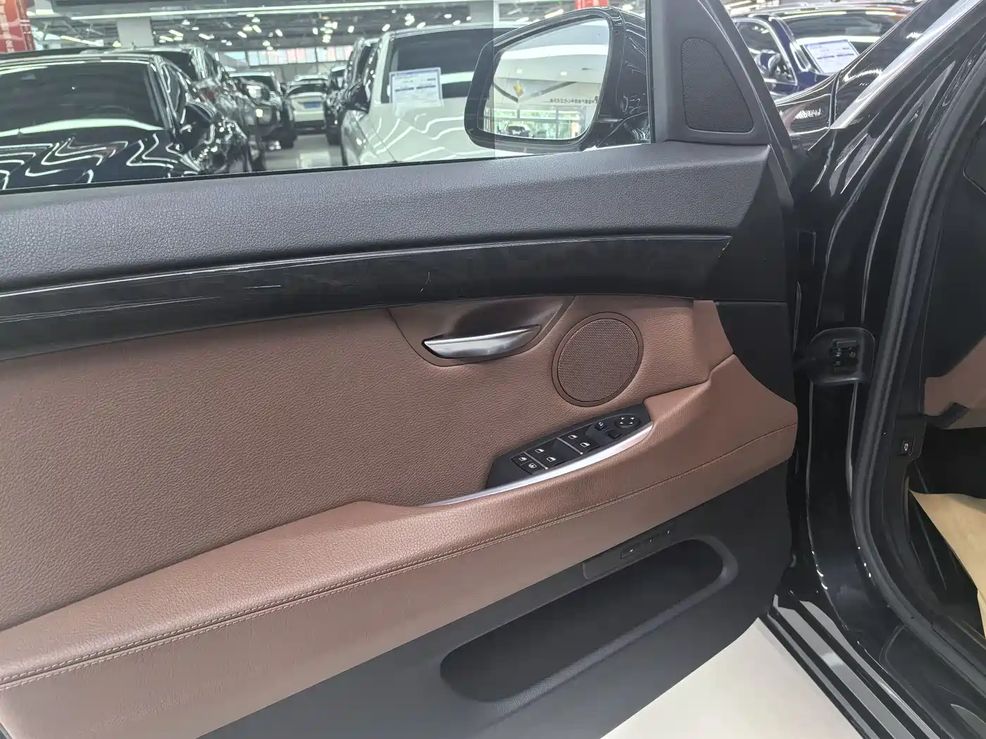 BMW 5 Series GT 2011 535i xDrive Luxury Model фото 14