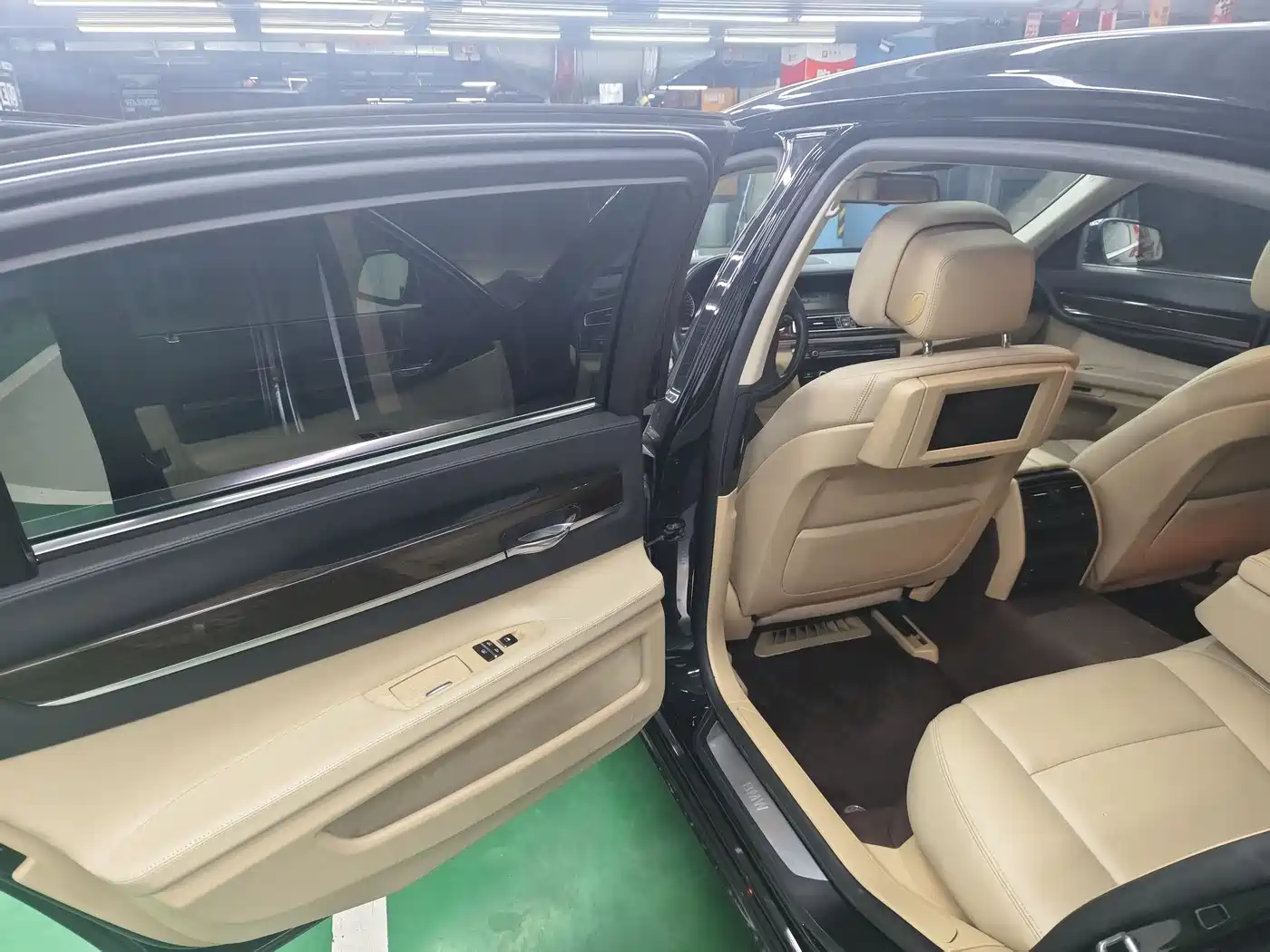 BMW 7 Series 2009 730Li Leading фото 15