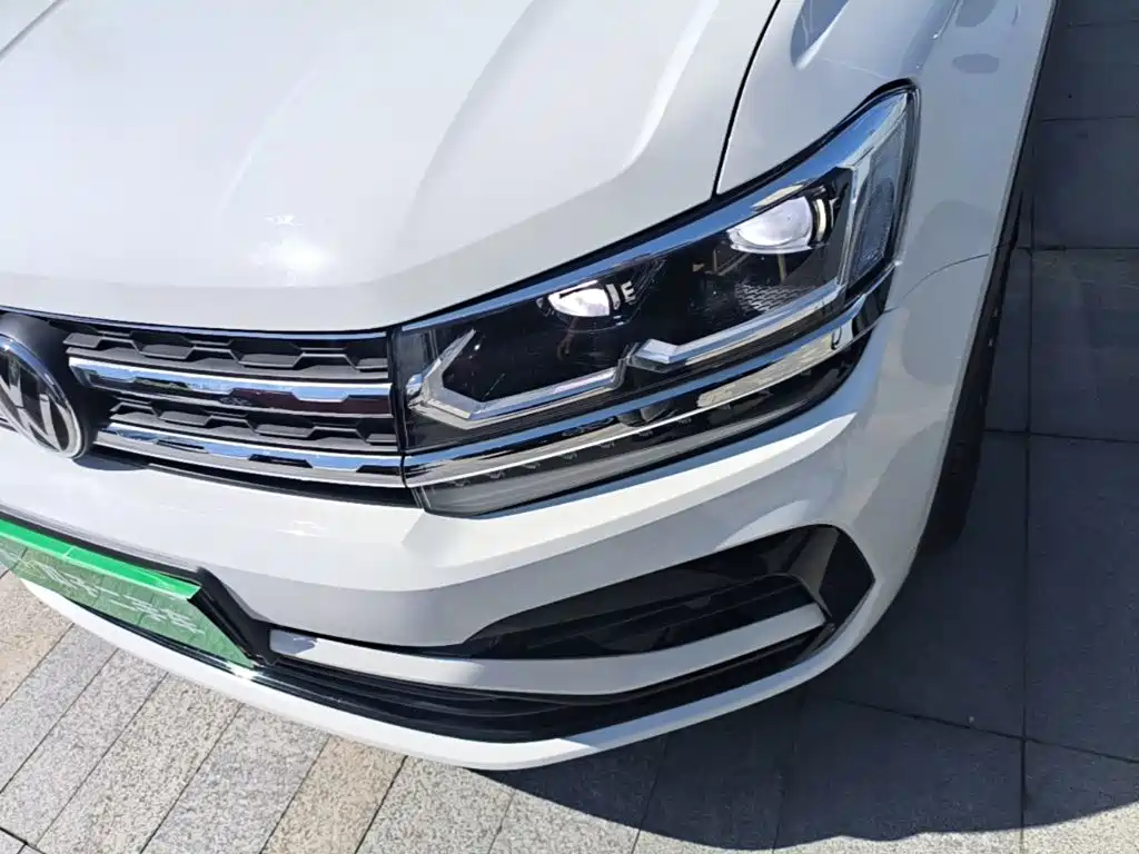 صورة 24 - Volkswagen Tharu
