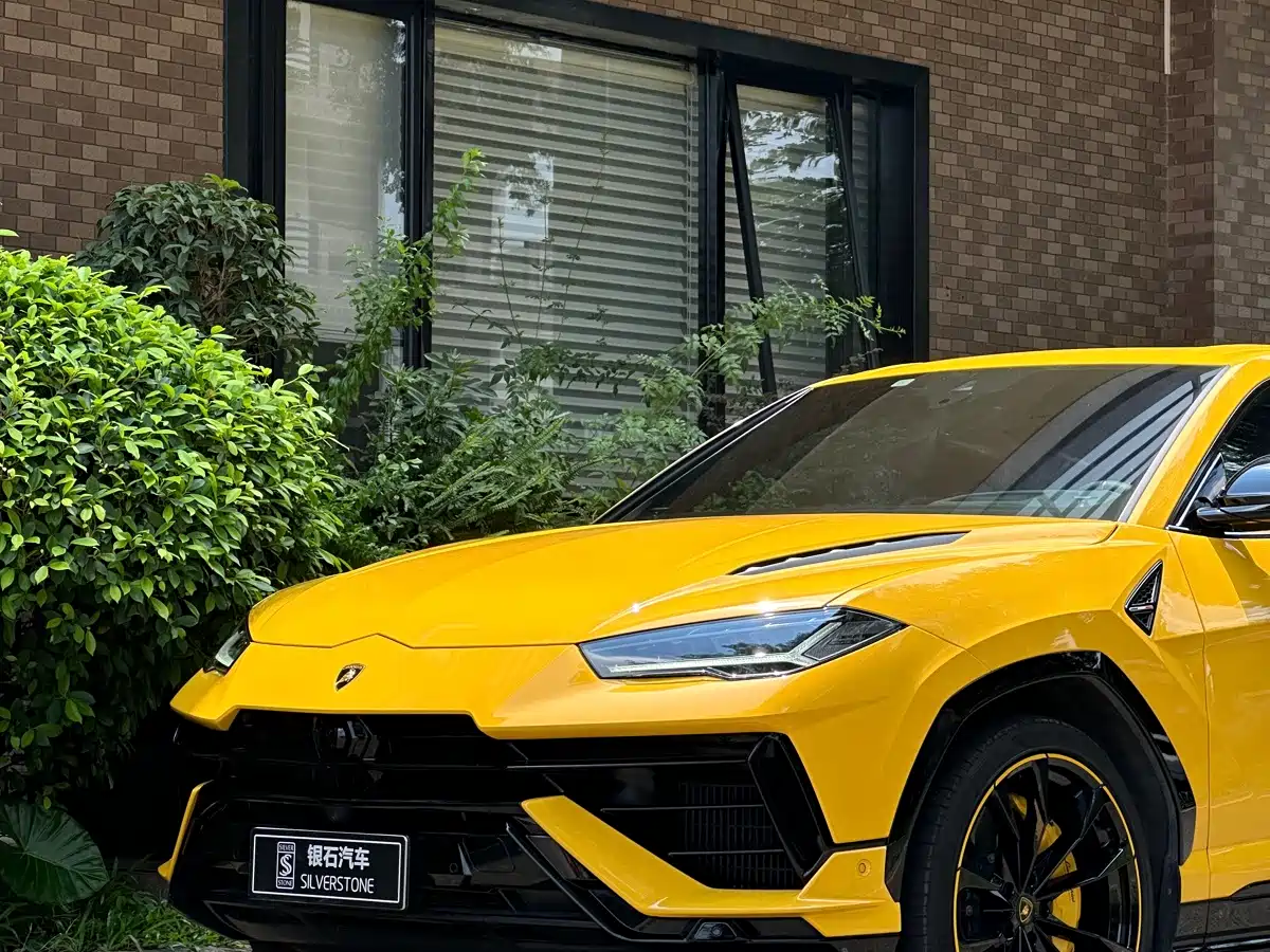 Фото 2 - Lamborghini Urus