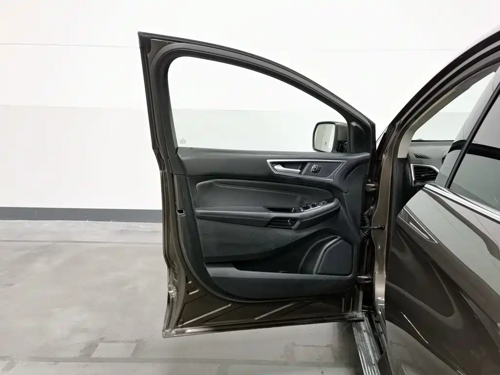Photo 8 - Ford Edge