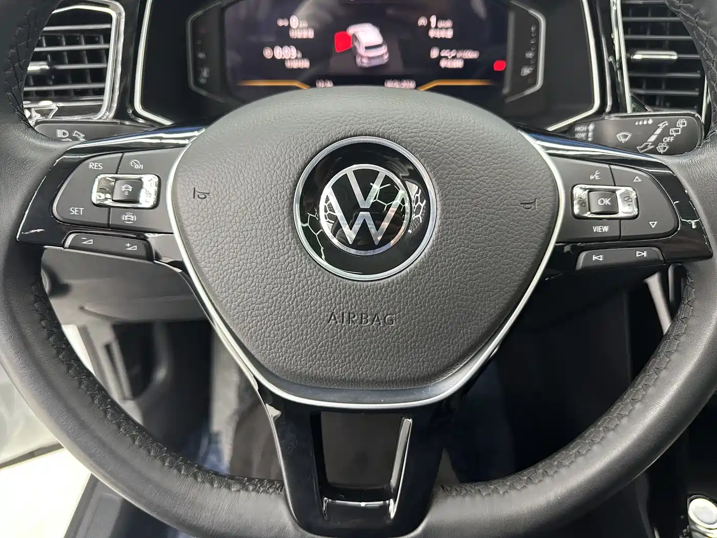VOLKSWAGEN T-ROC EXPLORING SONGS