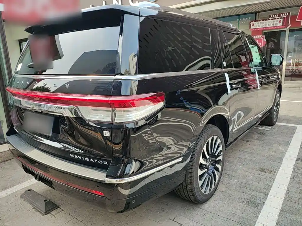 Фото 7 - Lincoln Navigator