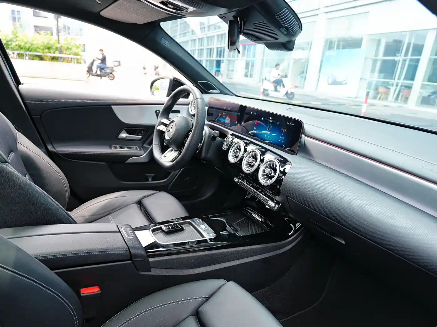 Mercedes-Benz A-Class AMG 2025 Facelift AMG A 35 L 4MATIC фото 9