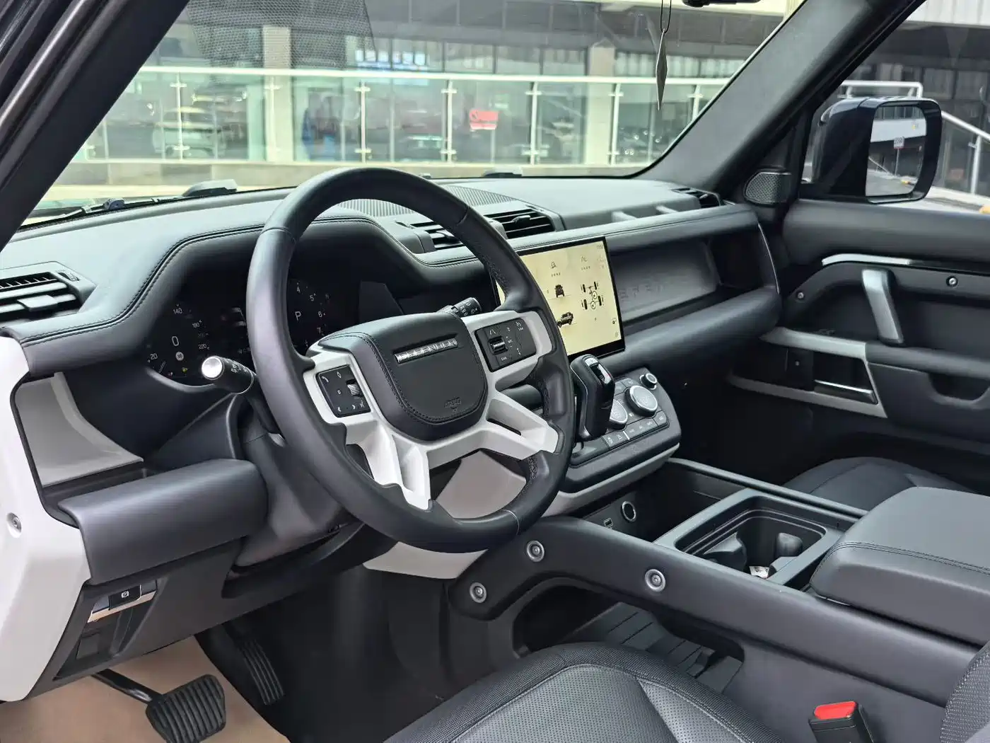 Land Rover Defender 2023 Model 90 2.0T P300 X-DYNAMIC HSE фото 3