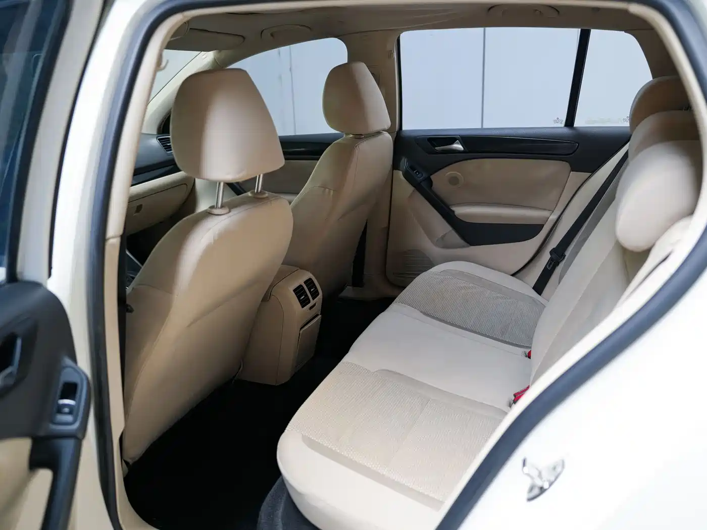 Volkswagen Golf 2011 Model 1.6 Automatic Comfort фото 9