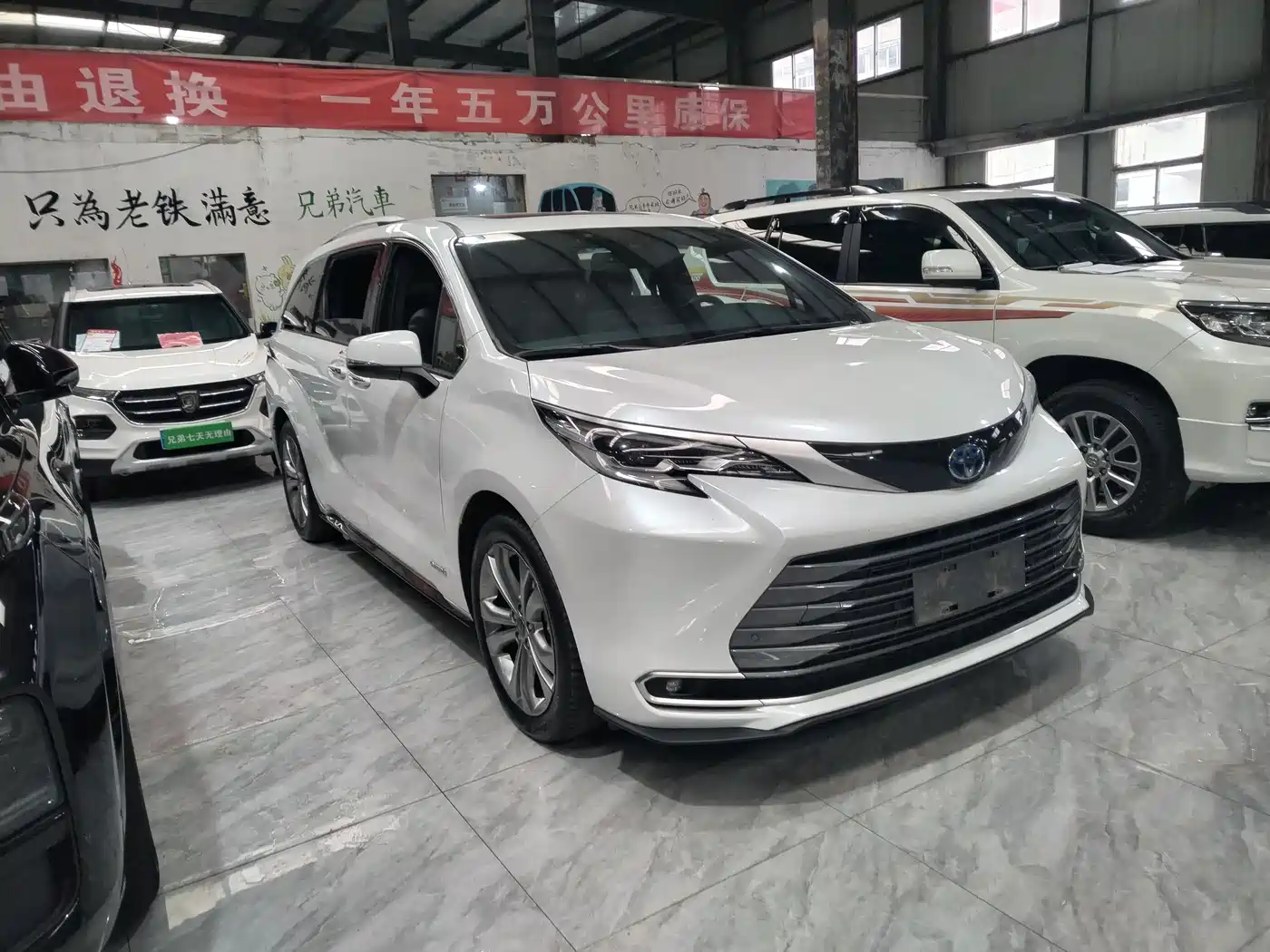 Toyota Sienna 2021 2.5L Hybrid Premium Edition фото 2