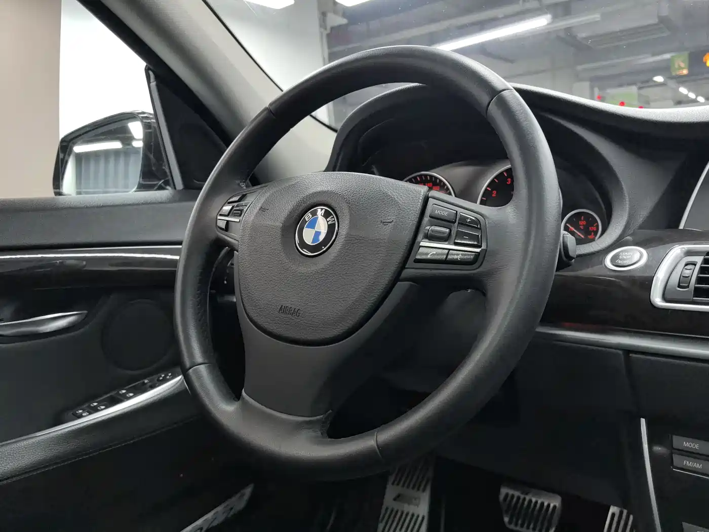 BMW 5 Series GT 2010 535i Leading Model фото 9