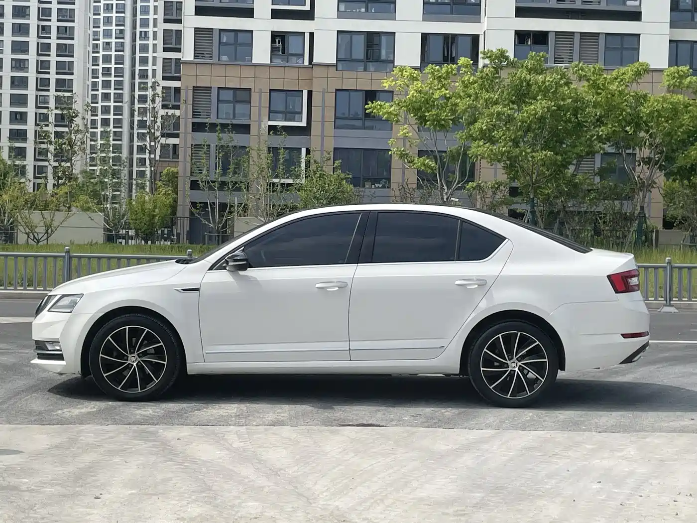 Škoda Octavia 2019 TSI280 DSG Luxury Edition фото 3