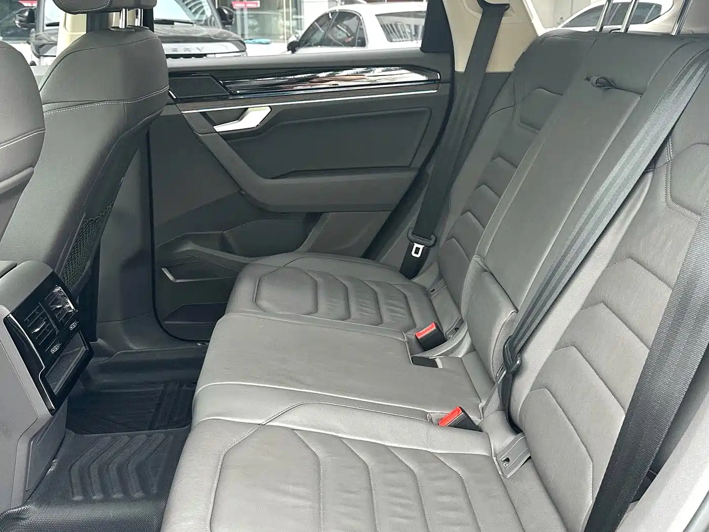 Volkswagen Touareg 2021 3.0TSI R-Line Classic Sport Package фото 3