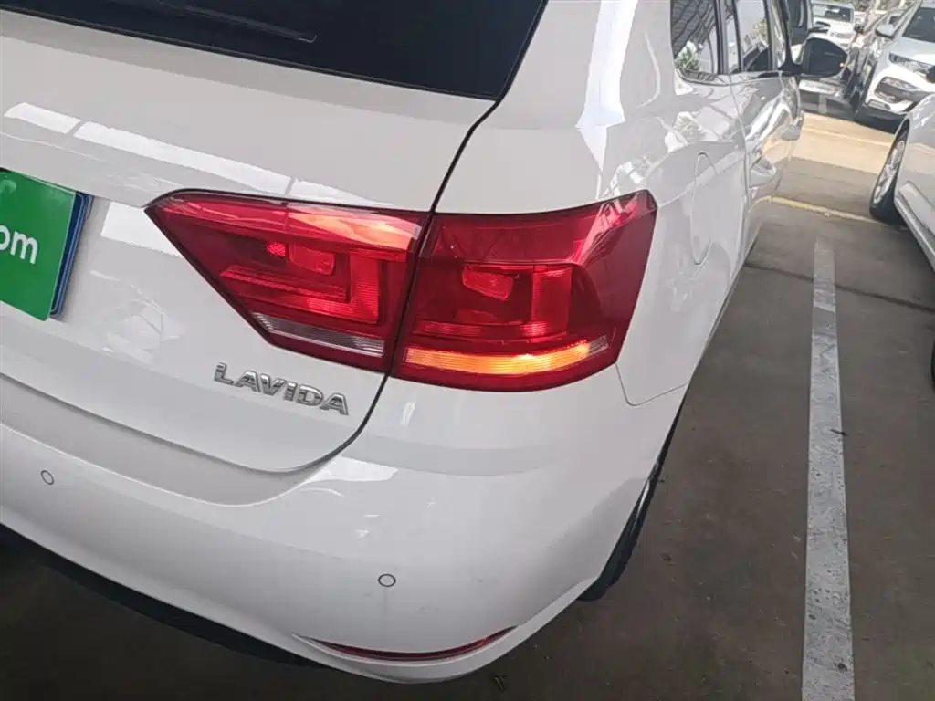 Volkswagen Lavida Tour 2017 1.6L Automatic Trend Edition фото 8