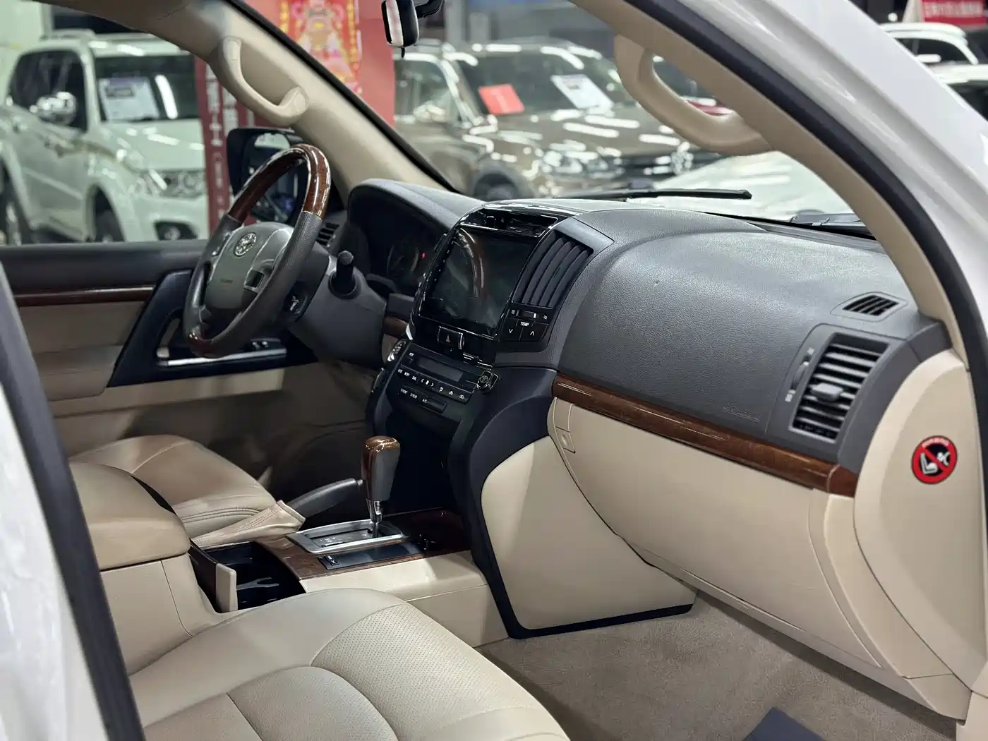 Toyota Land Cruiser (Import) 2015 4.0L V6 Middle East Low Configuration Edition фото 16