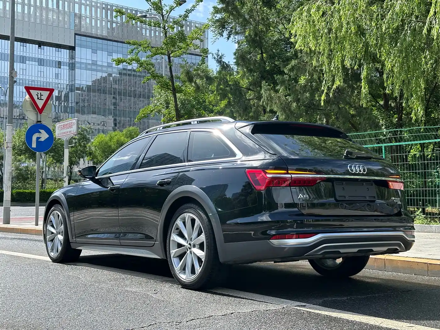 Audi A6 (Import) 2021 allroad quattro Explorer 55 TFSI Premium Off-road фото 17