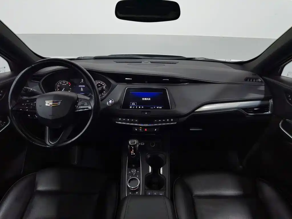 Photo 5 - Cadillac XT4