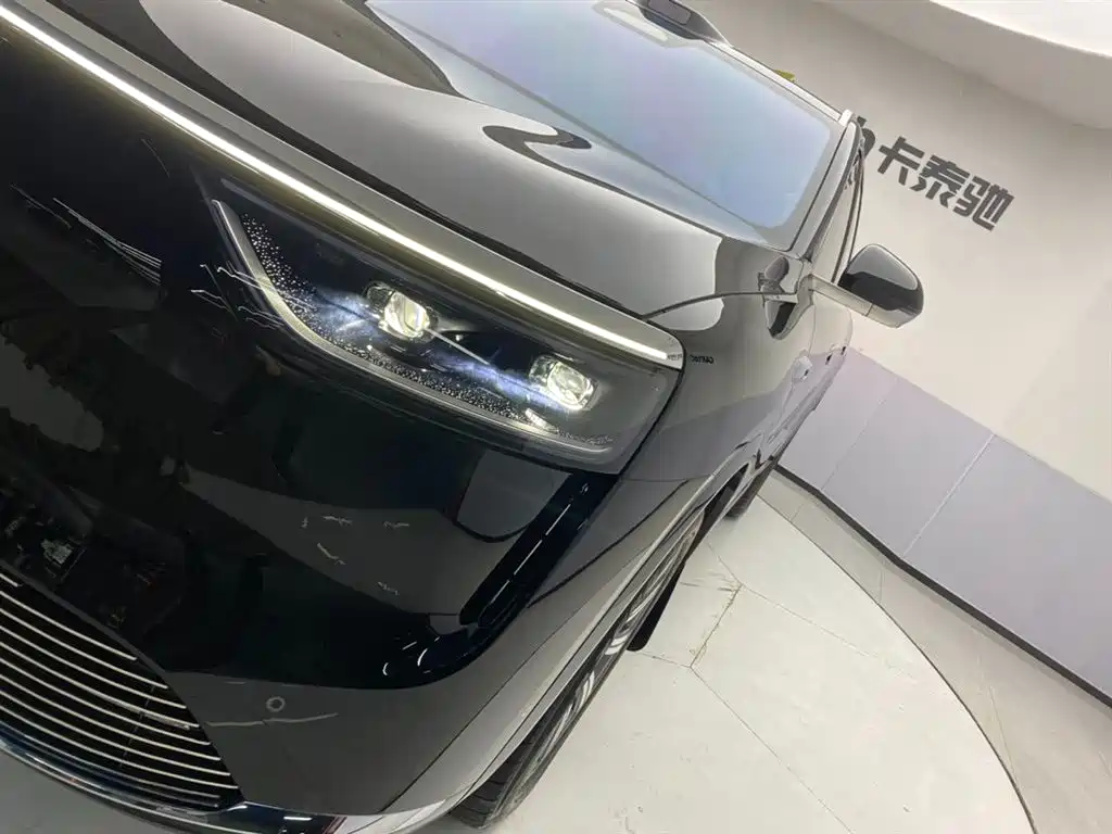 AITO Wenjie AITO M8 2025 Model Extended Range Max+ Edition 53.4kWh 6-Seater фото 9