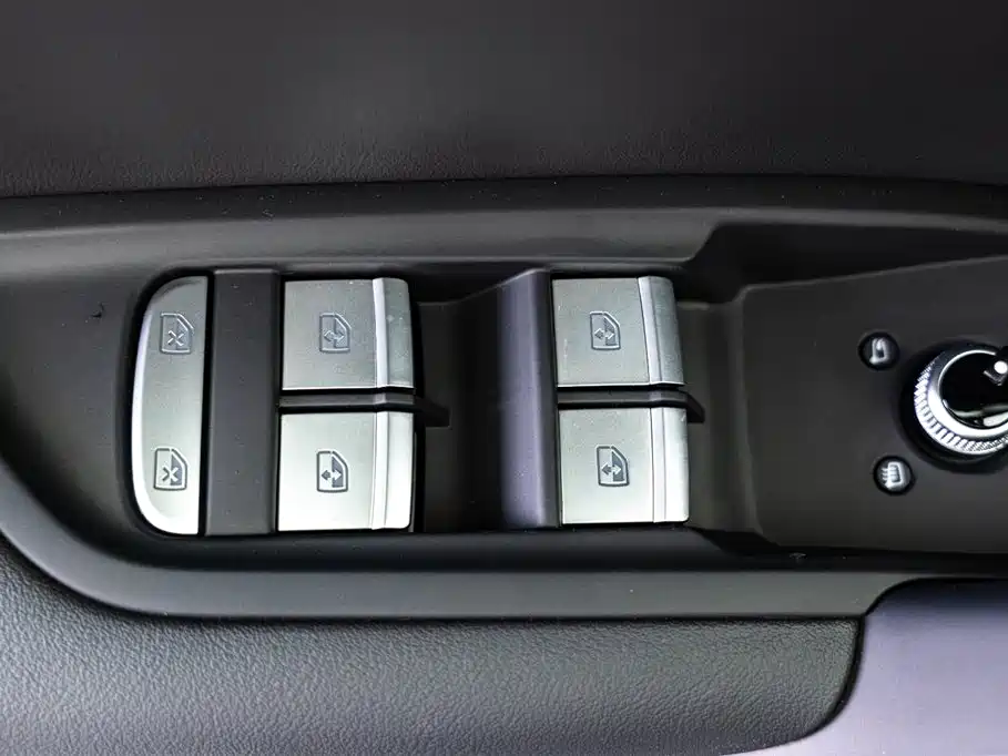 Audi Q5L 2025 Model Year Facelift 45th Anniversary Edition 45 TFSI Luxury Dynamic фото 16