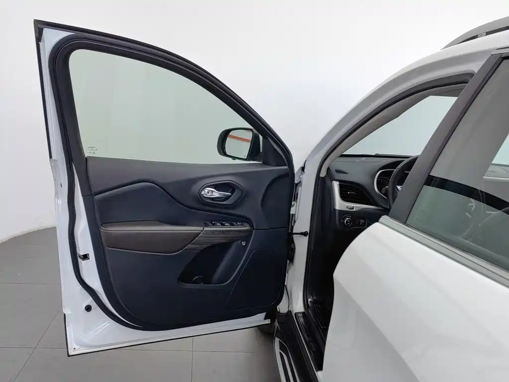 Jeep Cherokee 2021 2020 2.0L 2WD Classic Sport Edition