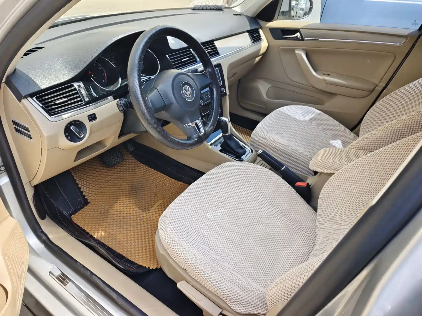 Volkswagen Bora 2014 1.6L Automatic Comfort Edition фото 10