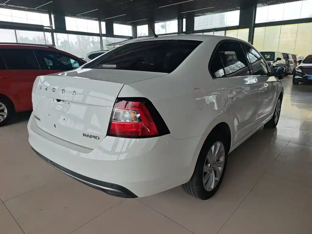 Photo 7 - Škoda Rapid