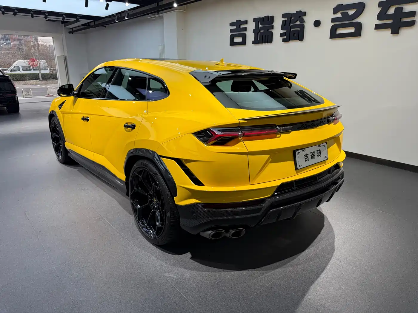 LAMBORGHINI URUS