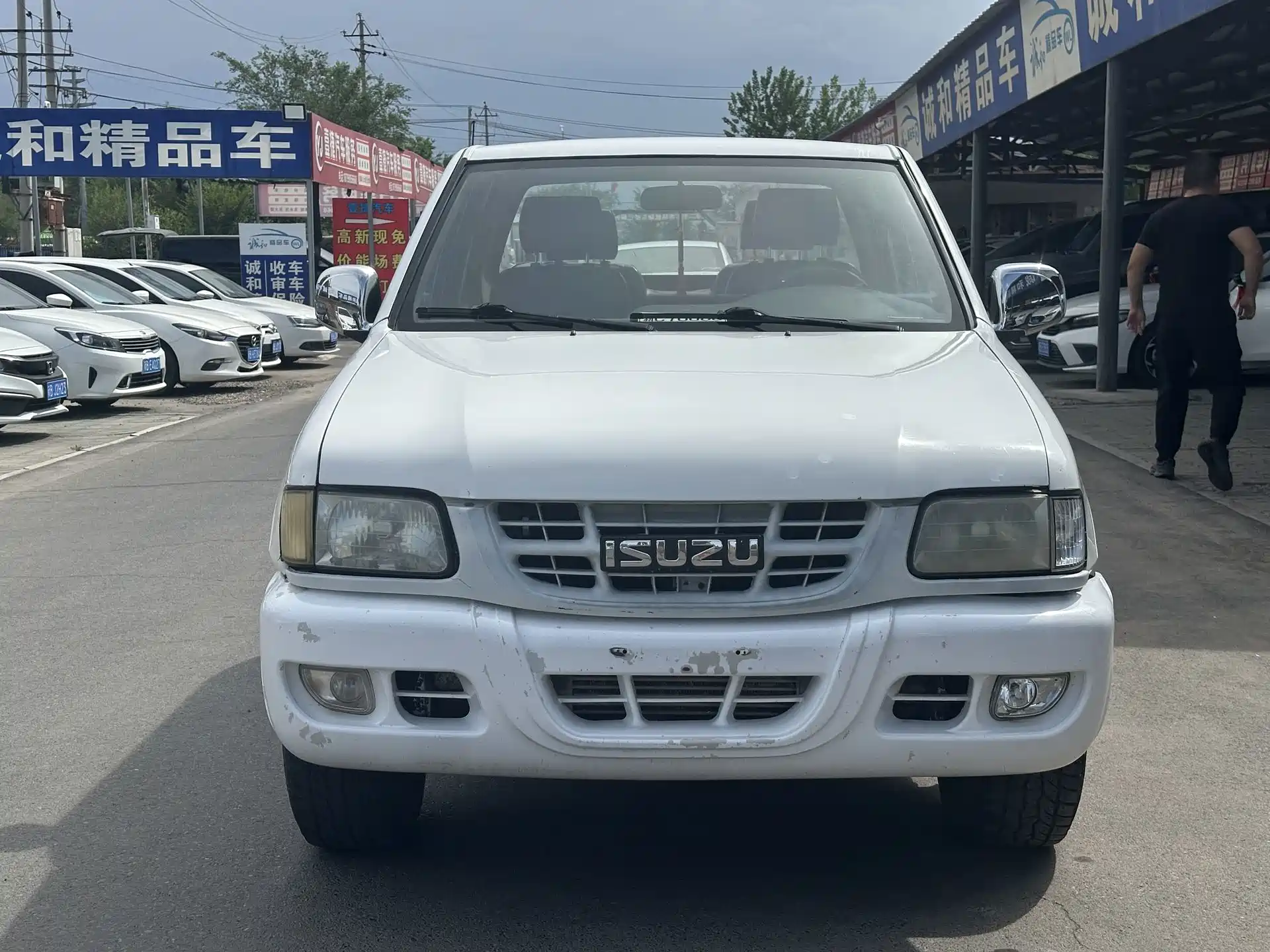 Photo 2 - Isuzu Pickup