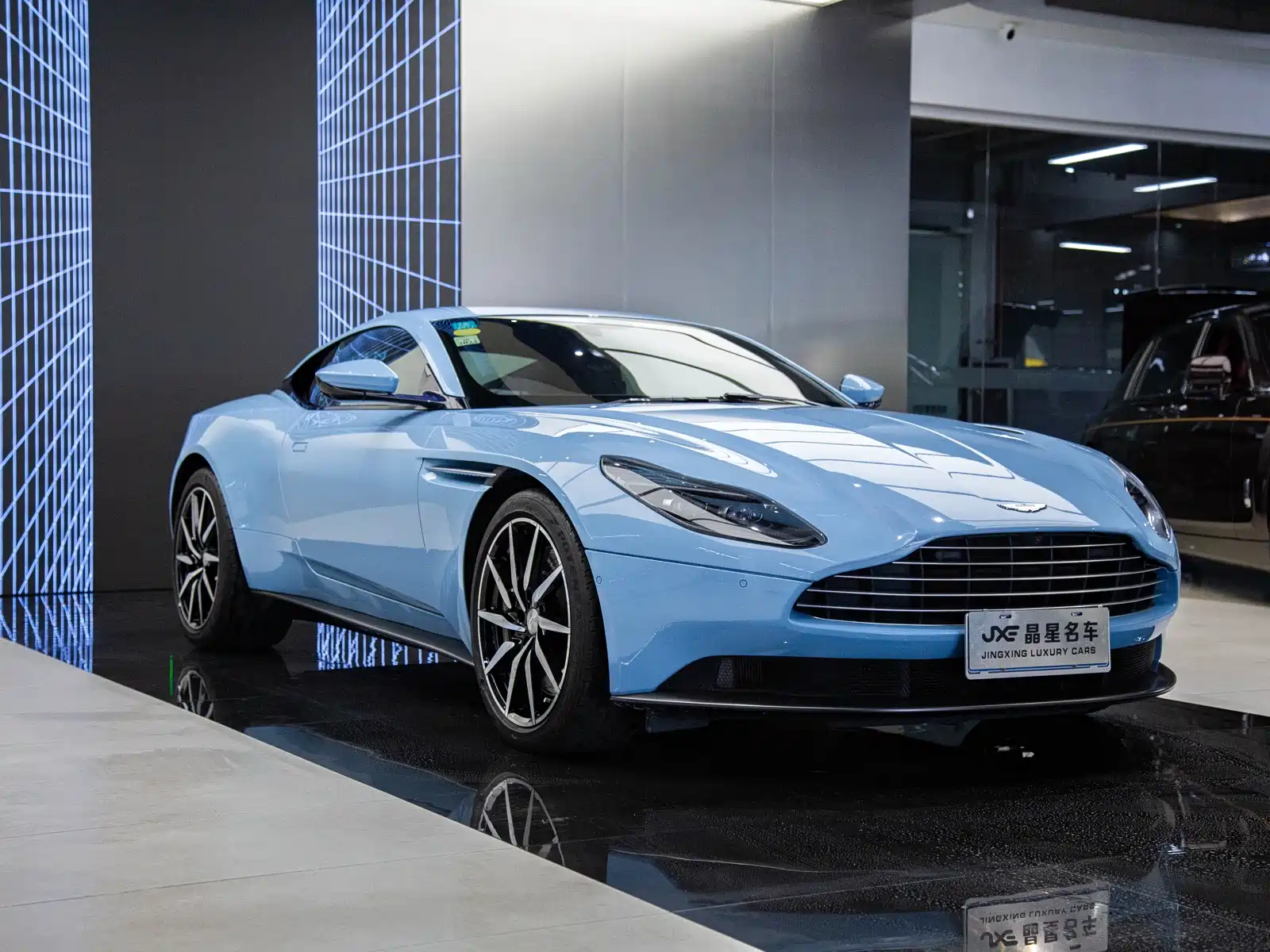 Фото 3 - Aston Martin DB11