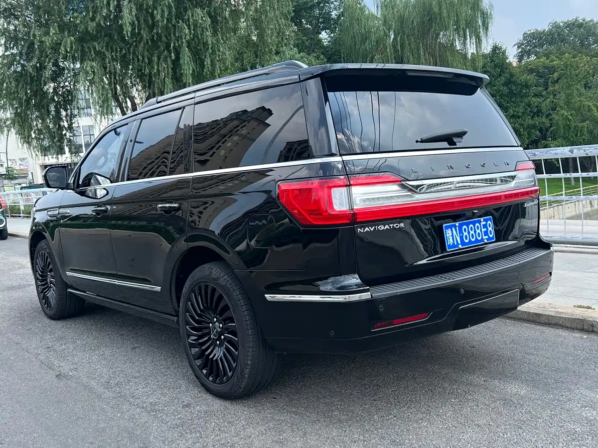 Фото 5 - Lincoln Navigator