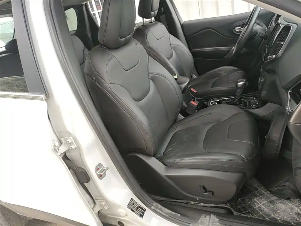 Фото 25 - Jeep Cherokee