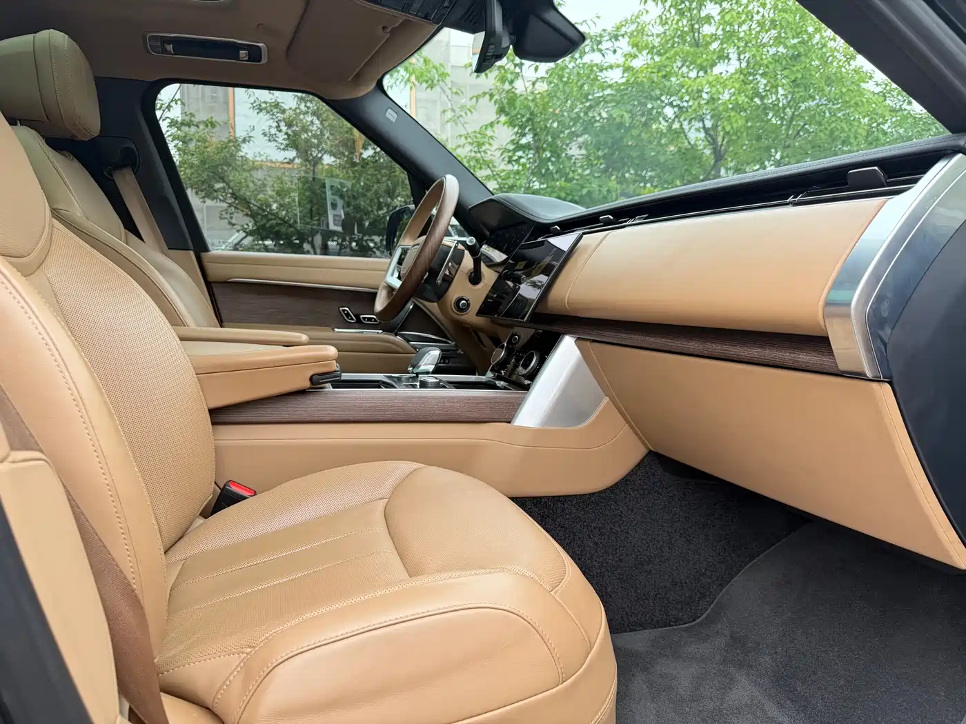 Land Rover Range Rover 2023 3.0 L6 400PS Golden Age 7-Seater Long Wheelbase фото 13