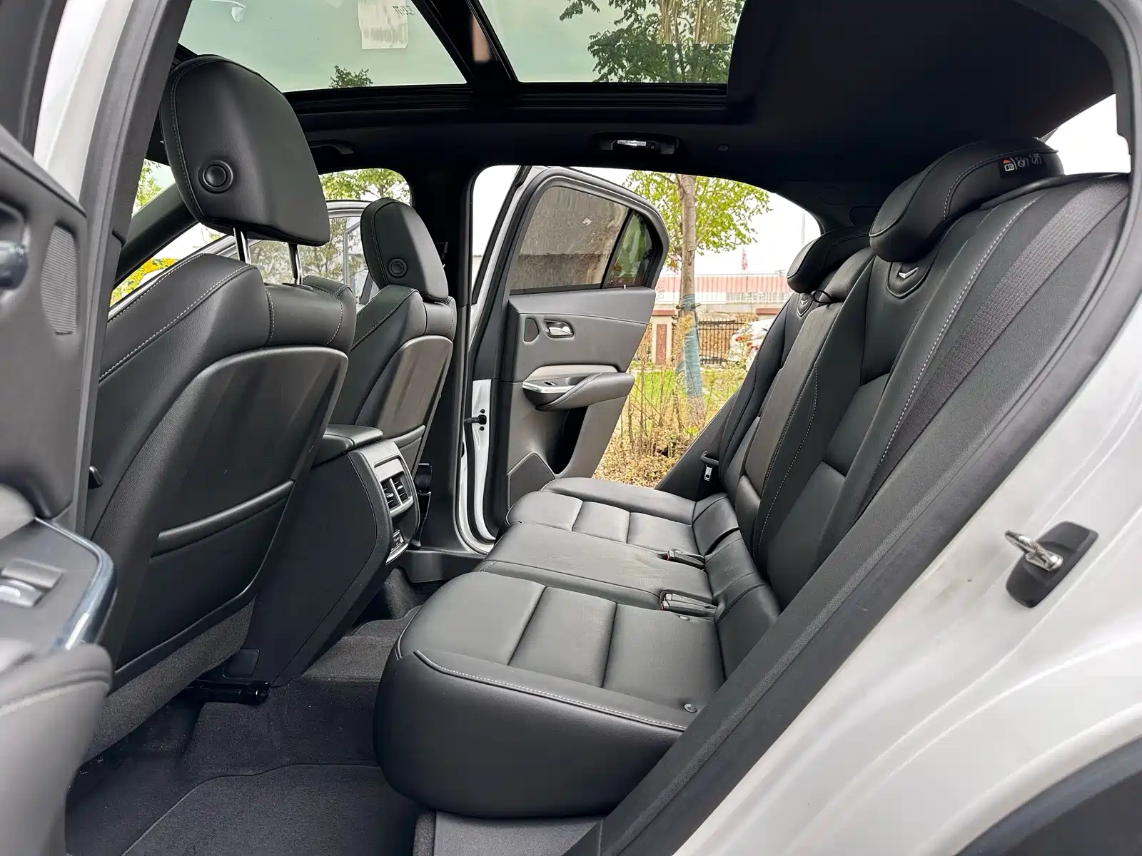 Photo 5 - Cadillac XT4