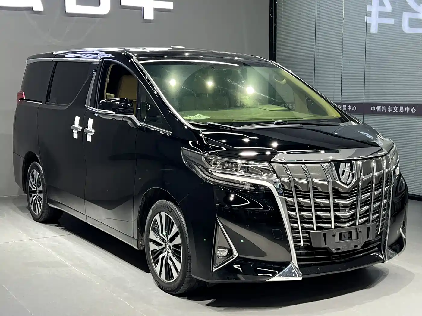 Toyota Alphard 2018 Facelift 3.5L Luxury Edition фото 3