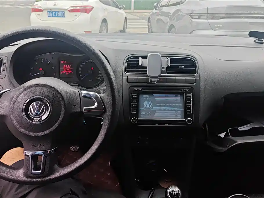 Volkswagen Polo 2013 1.4L Manual Trend Edition фото 12