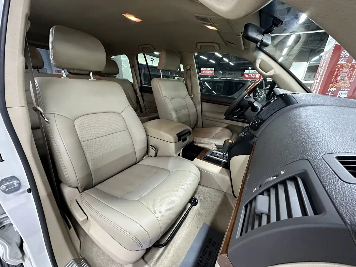 Toyota Land Cruiser (Import) 2015 4.0L V6 Middle East Low Configuration Edition фото 12