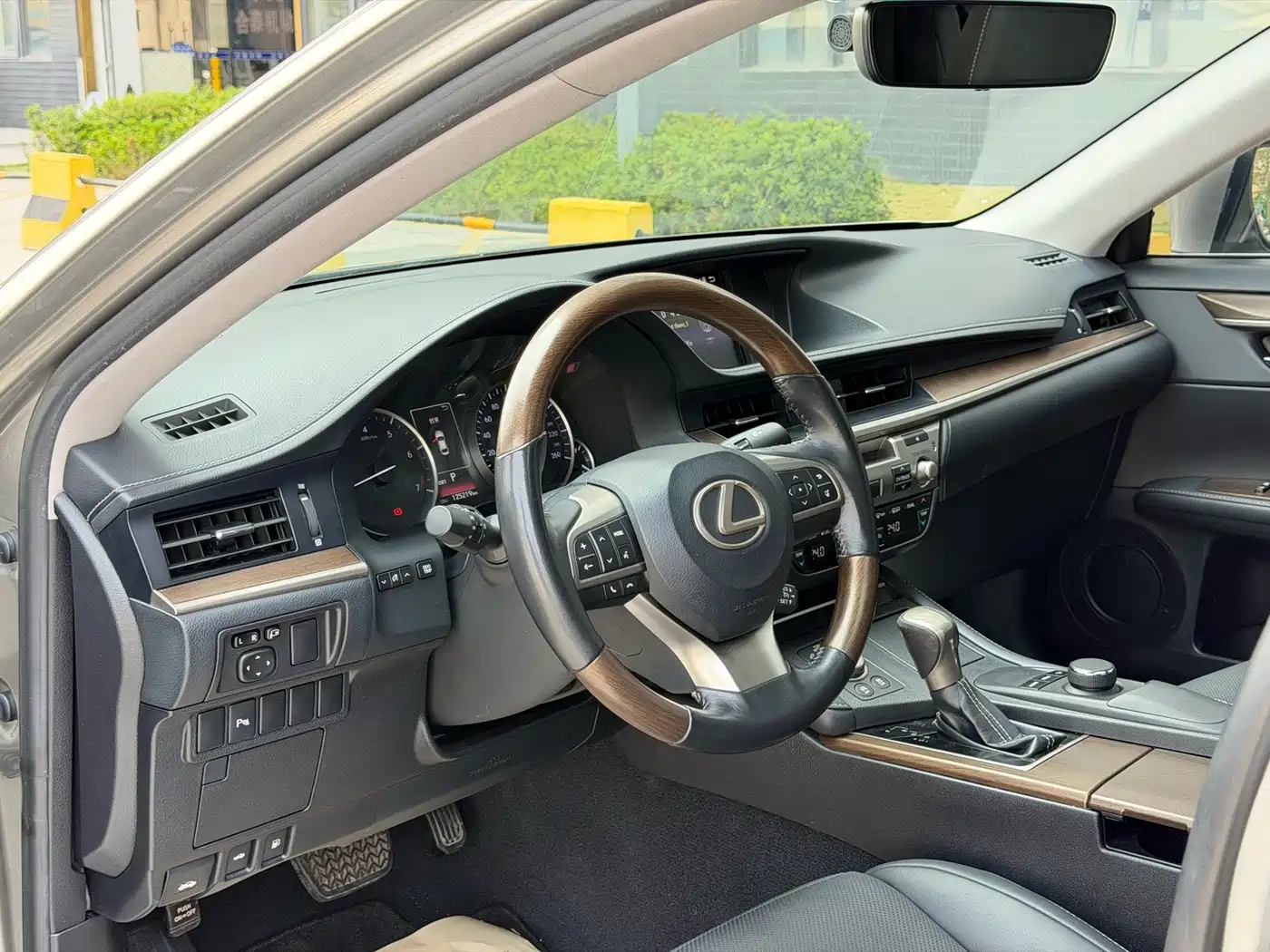 Lexus ES 2015 200 Elite Edition фото 9