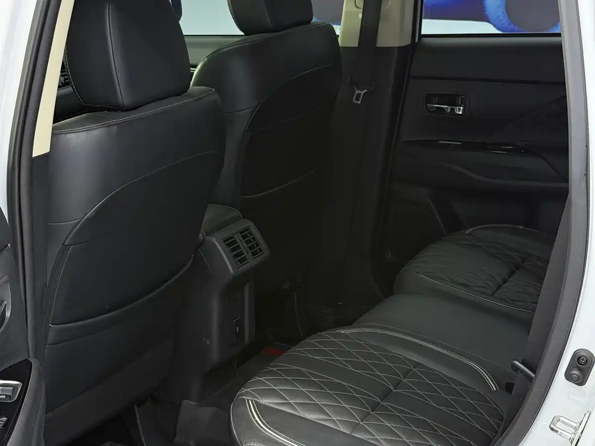Mitsubishi Outlander 2021 Facelift 2.0L 2WD Premium Edition 7-Seater фото 8