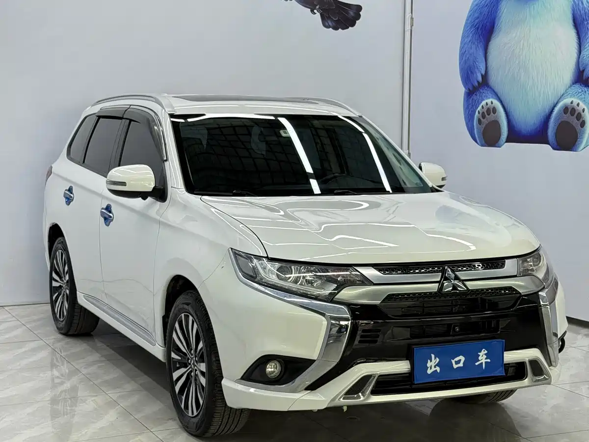 Mitsubishi Outlander 2021 Facelift 2.0L 2WD Premium Edition 7-Seater фото 3
