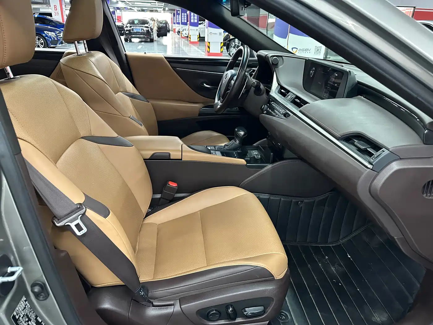 Фото 15 - Lexus ES