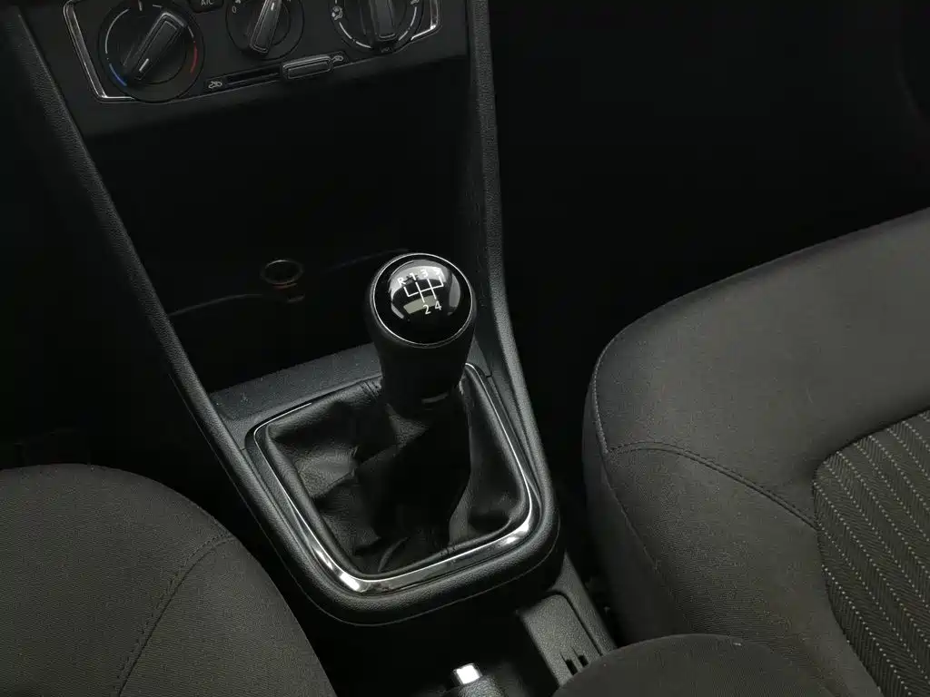 Photo 13 - Volkswagen Jetta