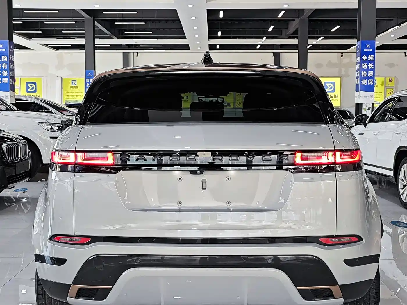Land Rover Range Rover Evoque 2023 Range Rover Evoque L 249PS Corinthian Bronze Special Edition фото 8