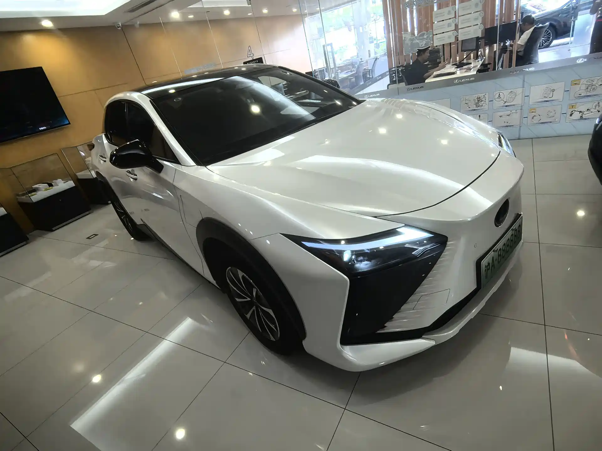 Фото 1 - Lexus RZ