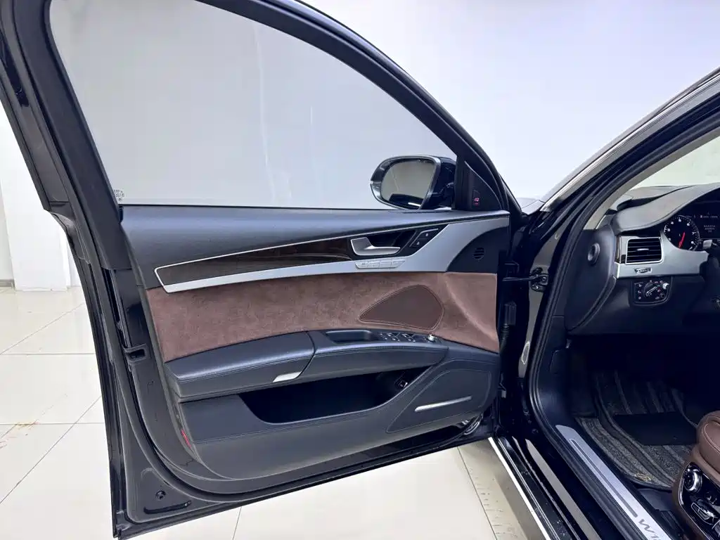 Photo 8 - Audi A8