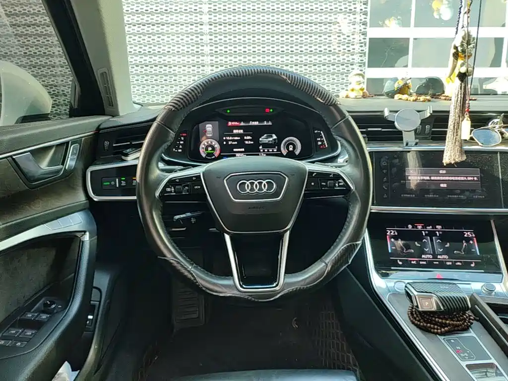 Фото 11 - Audi A6L