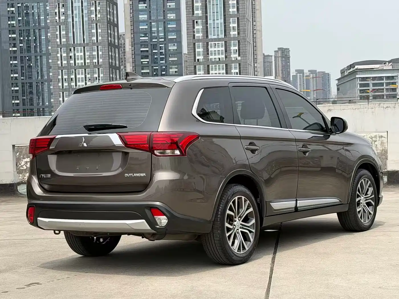 MITSUBISHI OUTLANDER