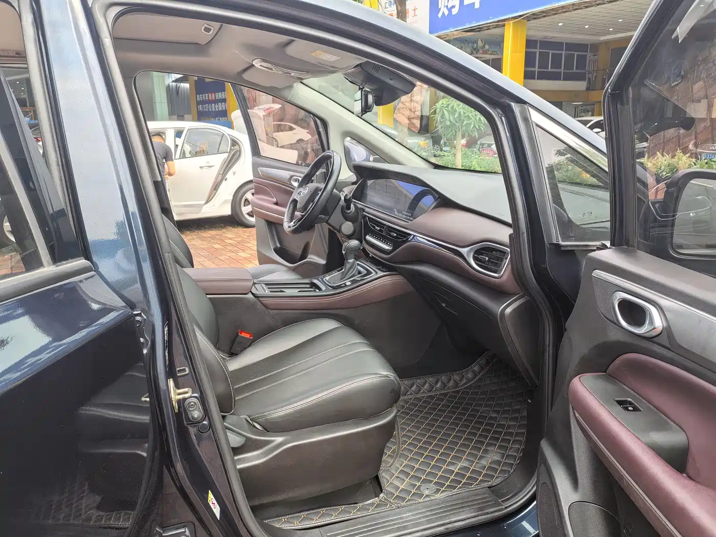 GAC Trumpchi Trumpchi M6 2021 270T DCT Luxury Edition (7-Seater) фото 10