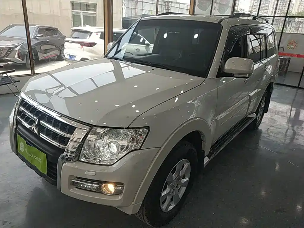 Фото 2 - Mitsubishi Pajero (Import)